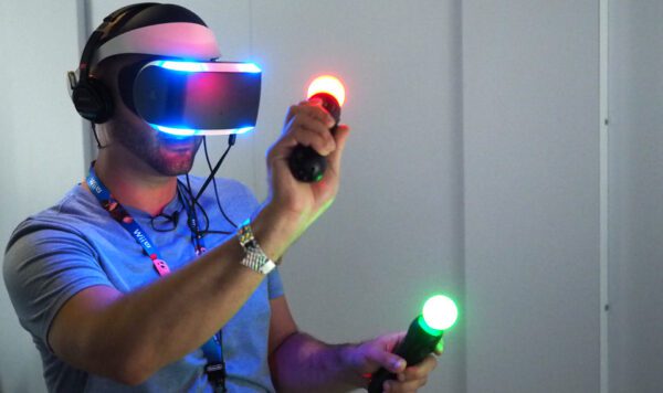 فناوری واقعیت مجازی (VR) چگونه کار می کند؟